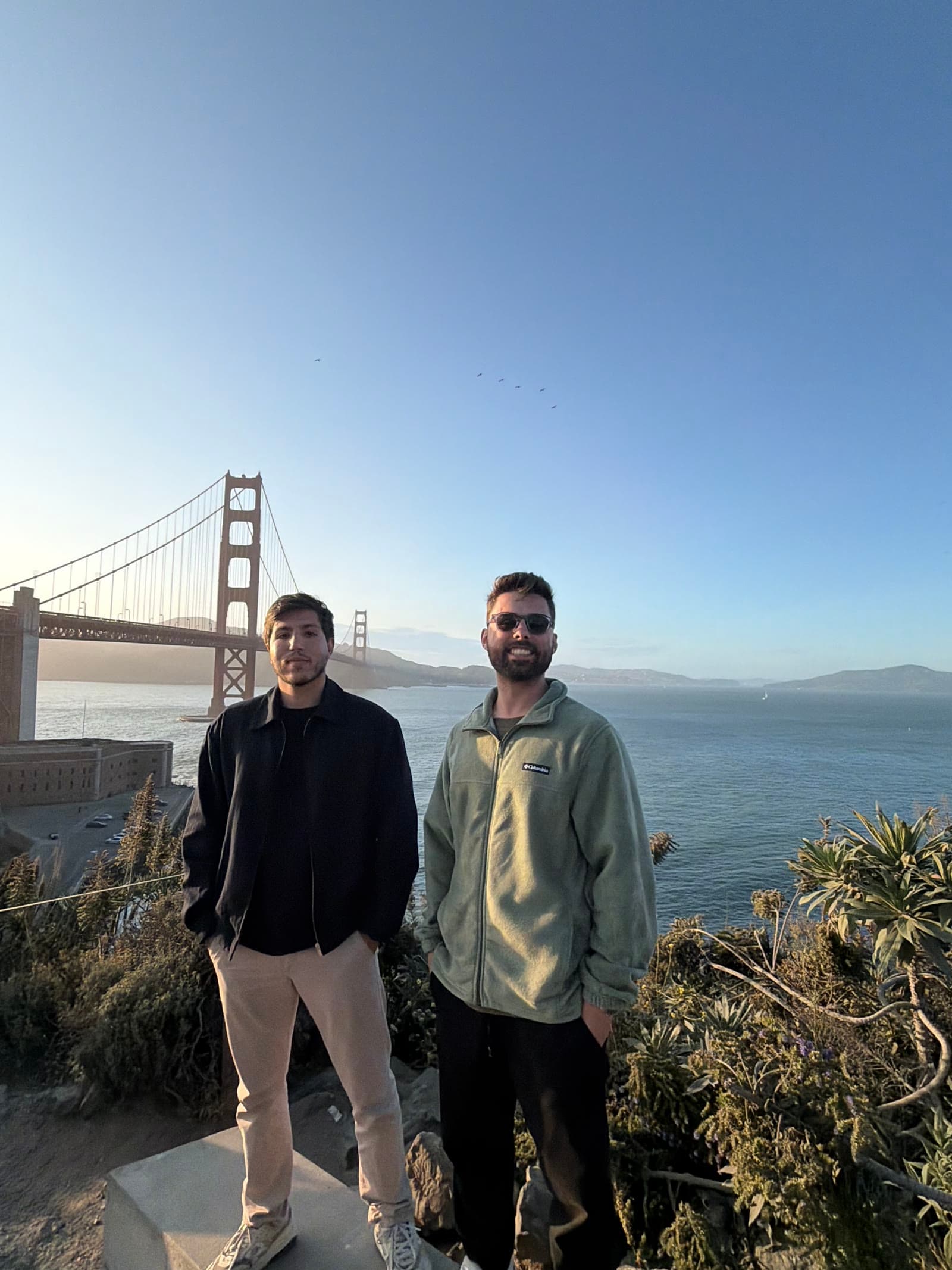 Gabriel Zucco e Vinícius Oliveira no Golden Gate, durante uma viagem de pesquisa ao Vale do Silício